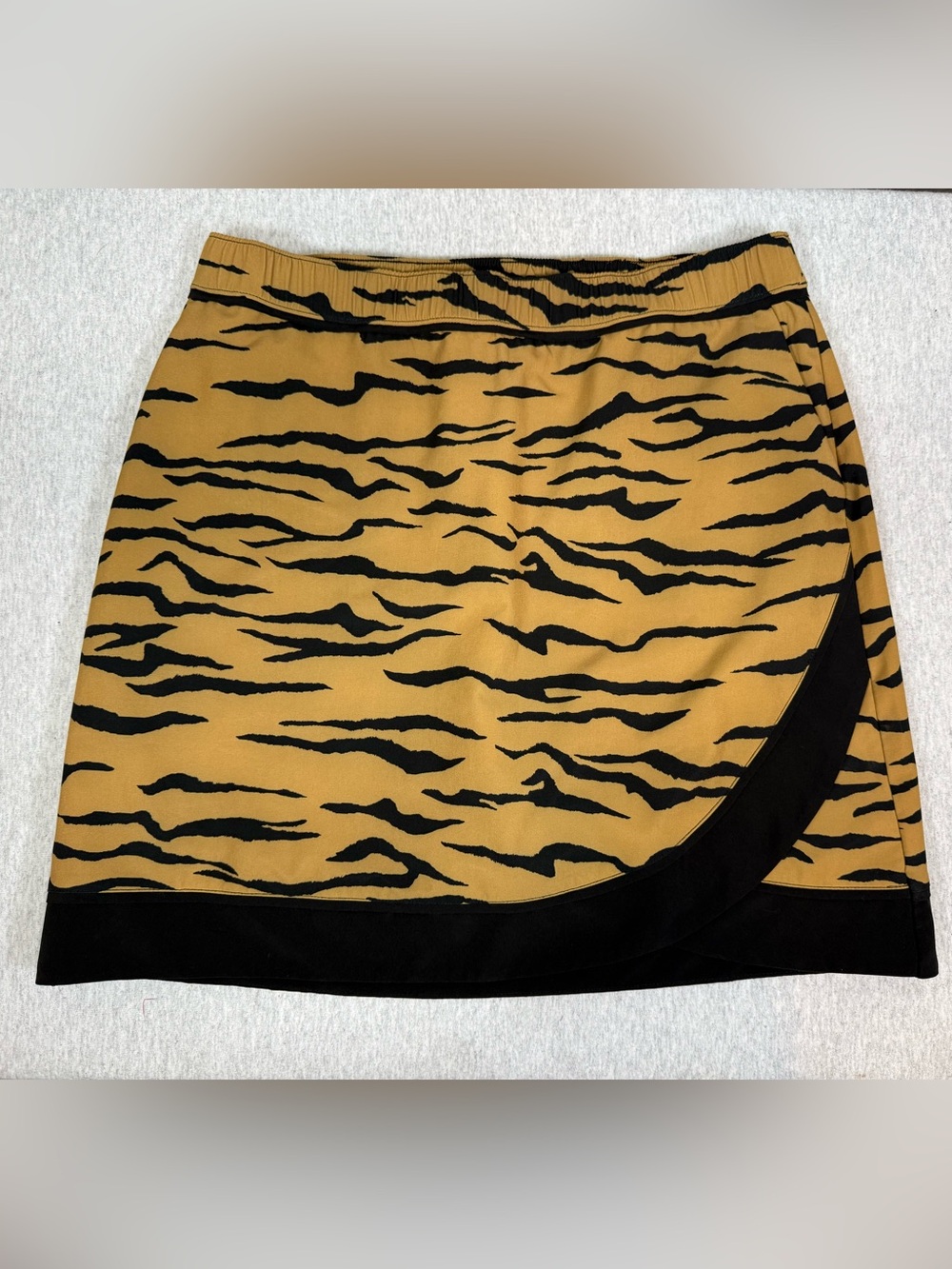Chico’s Zenergy Animal Print Active Skort Black & Print Size 0.5 (US 6)